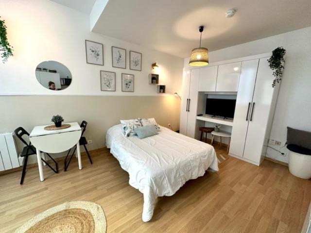 Studio, Sea And The Apartment *